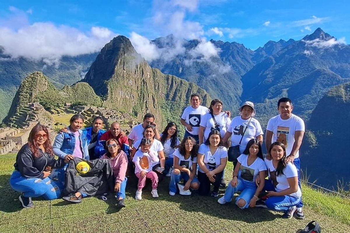 sekelompok orang berpose untuk foto di gunung