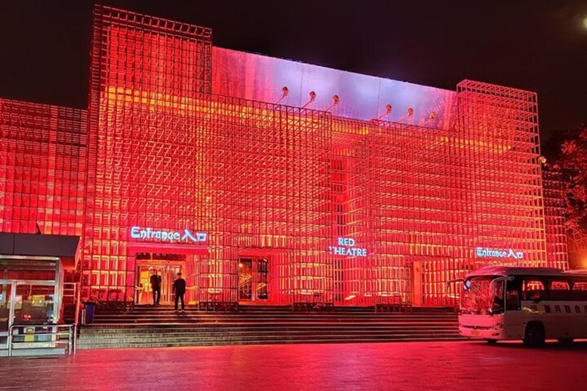 velika stavba je osvetljena z rdečimi lučmi