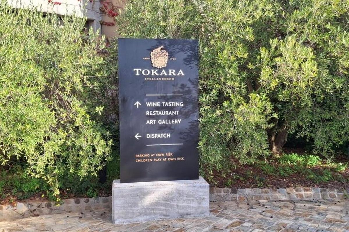 cedule s nápisem ošetřovatelský ústav a galerie Tokaaria