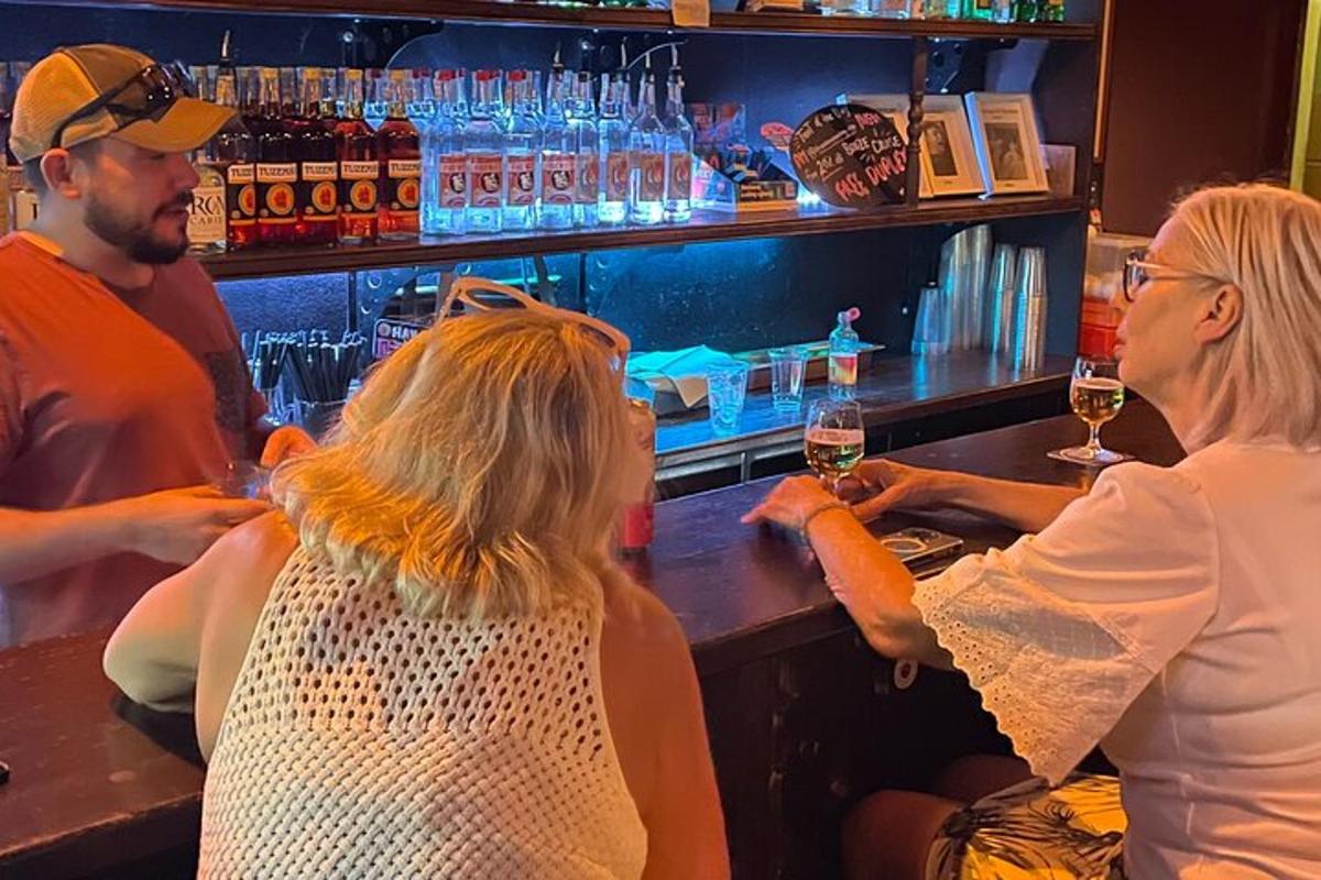 sekumpulan orang yang duduk di sebuah bar