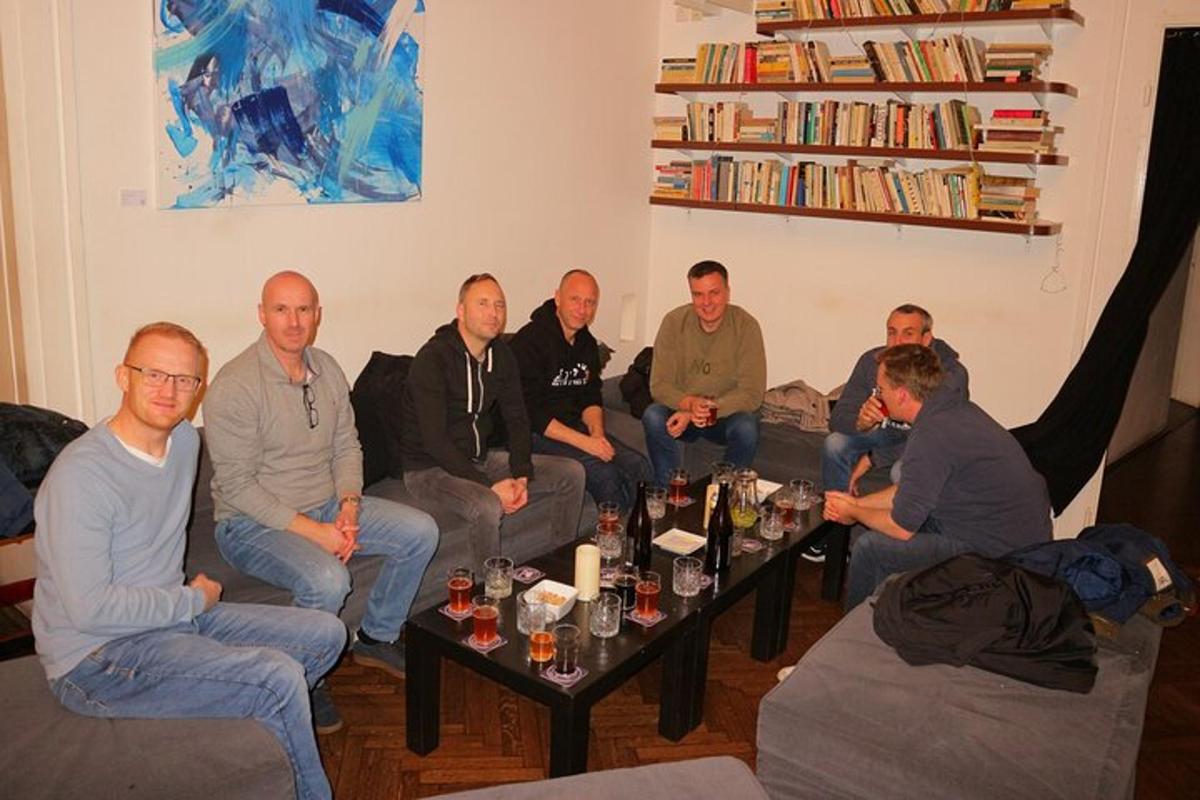 skupina mužov sediacich v obývačke