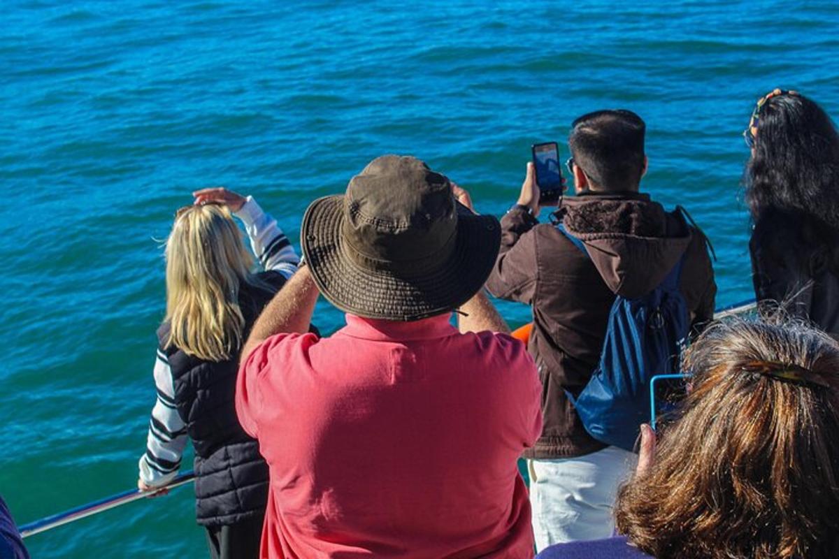 un gruppo di persone su una barca in acqua