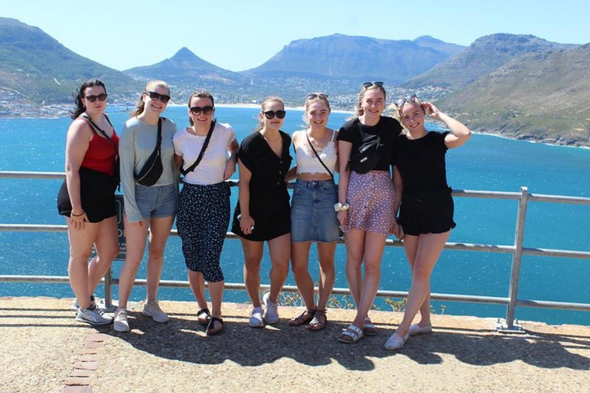 un gruppo di donne in piedi accanto a uno specchio d'acqua