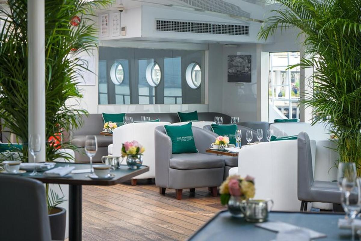 restaurace s bílými židlemi a stoly a zelenými polštáři