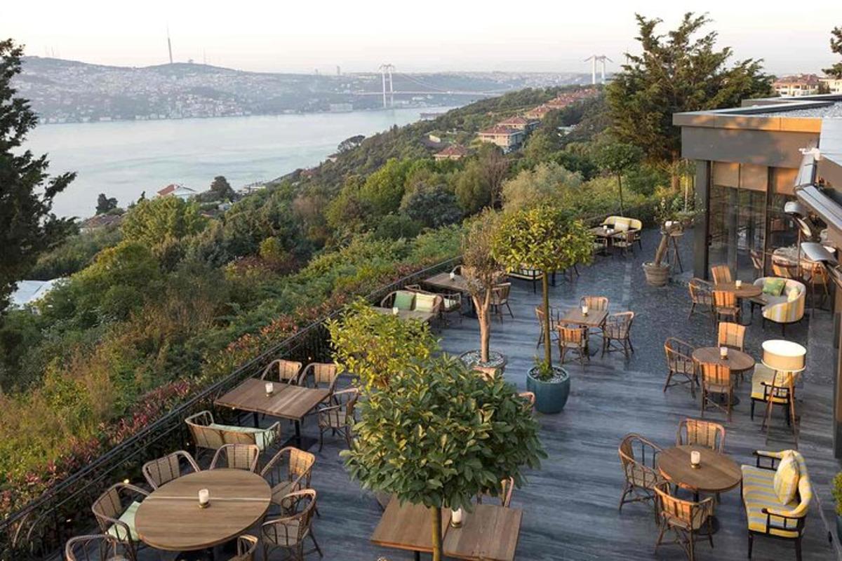 un ristorante con tavoli e sedie e vista sull'oceano