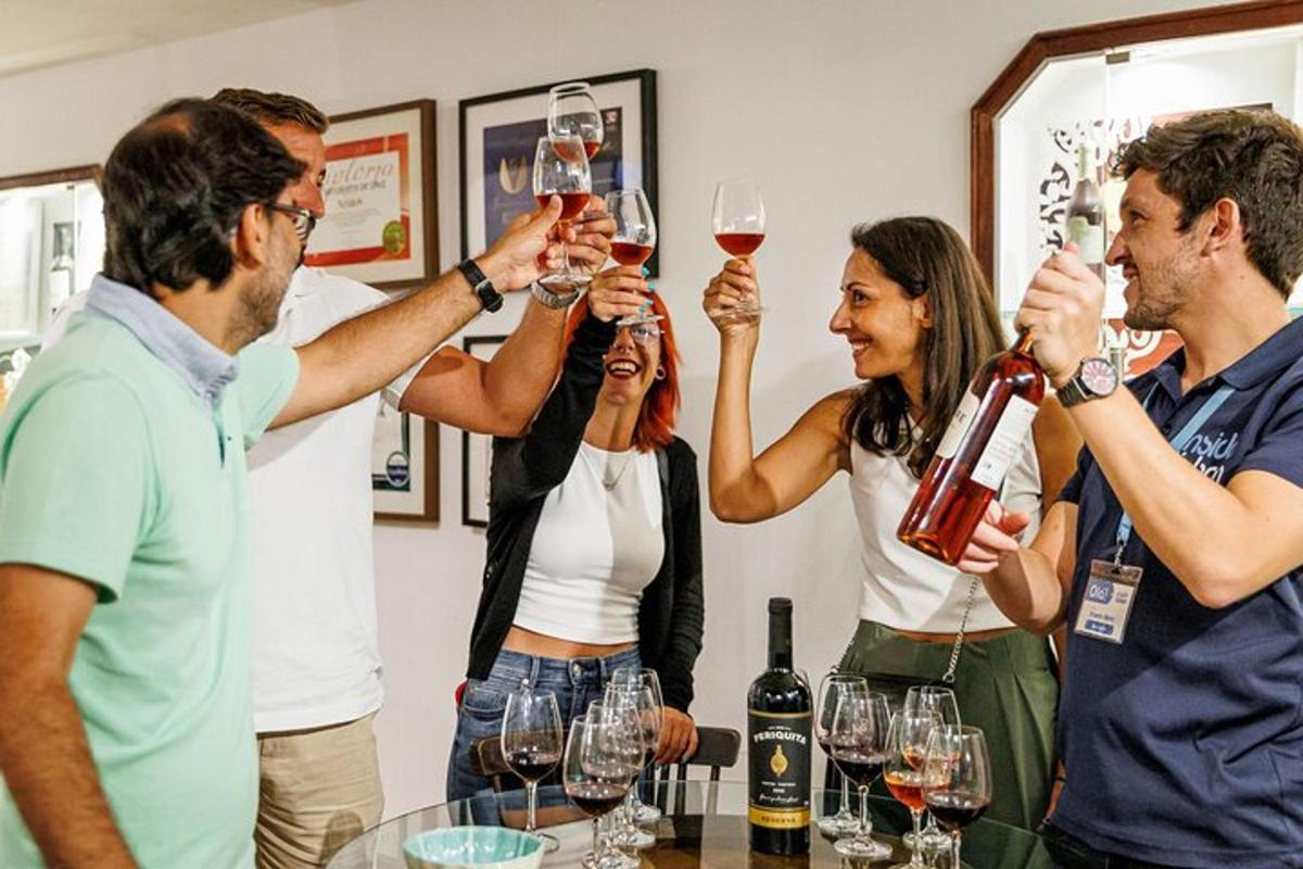 eine Gruppe von Menschen hält Gläser Wein hoch