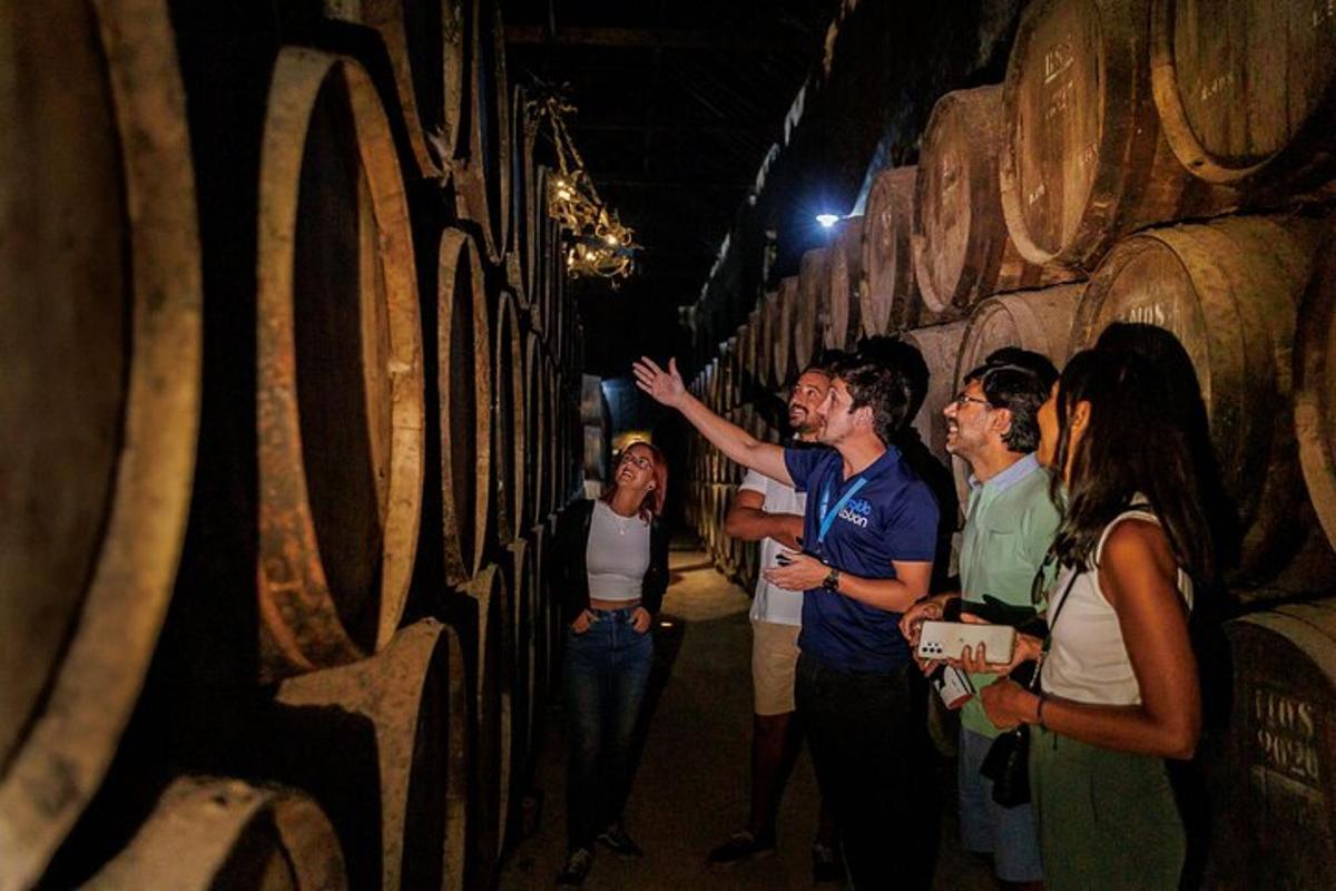 un grup de oameni care stăteau într-o pivniță de vinuri