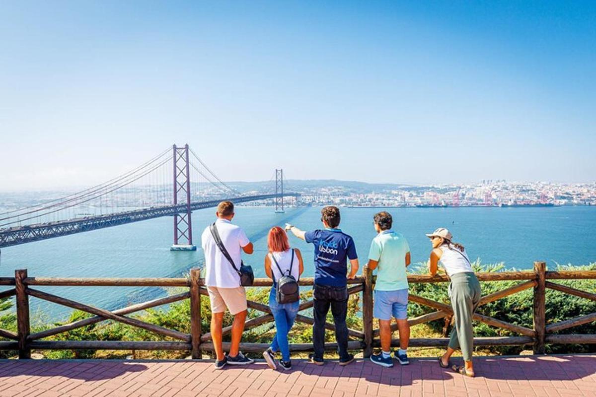 eine Gruppe von Menschen, die auf die Golden Gate Bridge blicken