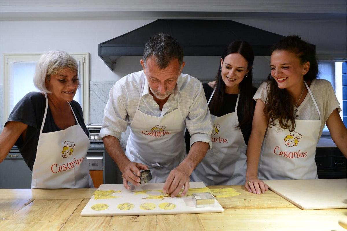 Un grupo de personas en una cocina preparando comida.
