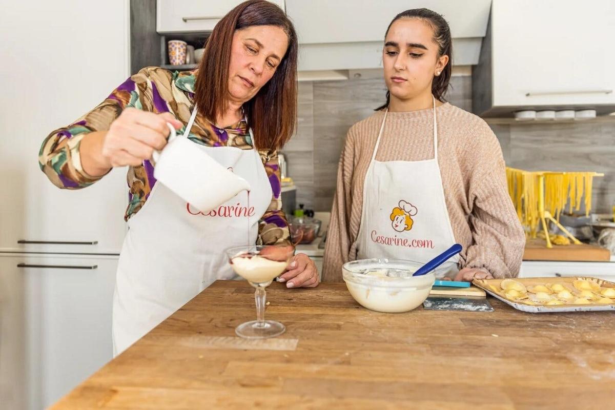 due donne in piedi in una cucina che preparano il cibo