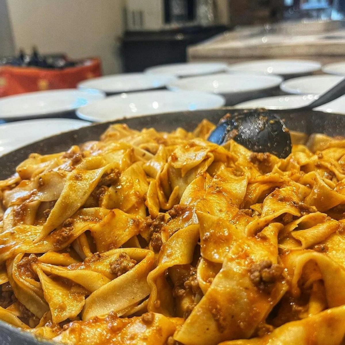 un piatto di cibo in una padella su un tavolo
