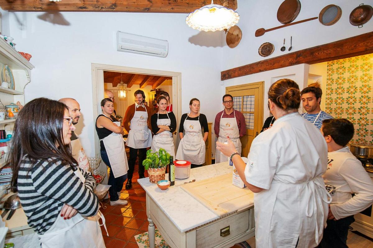 un gruppo di persone in cucina che preparano il cibo