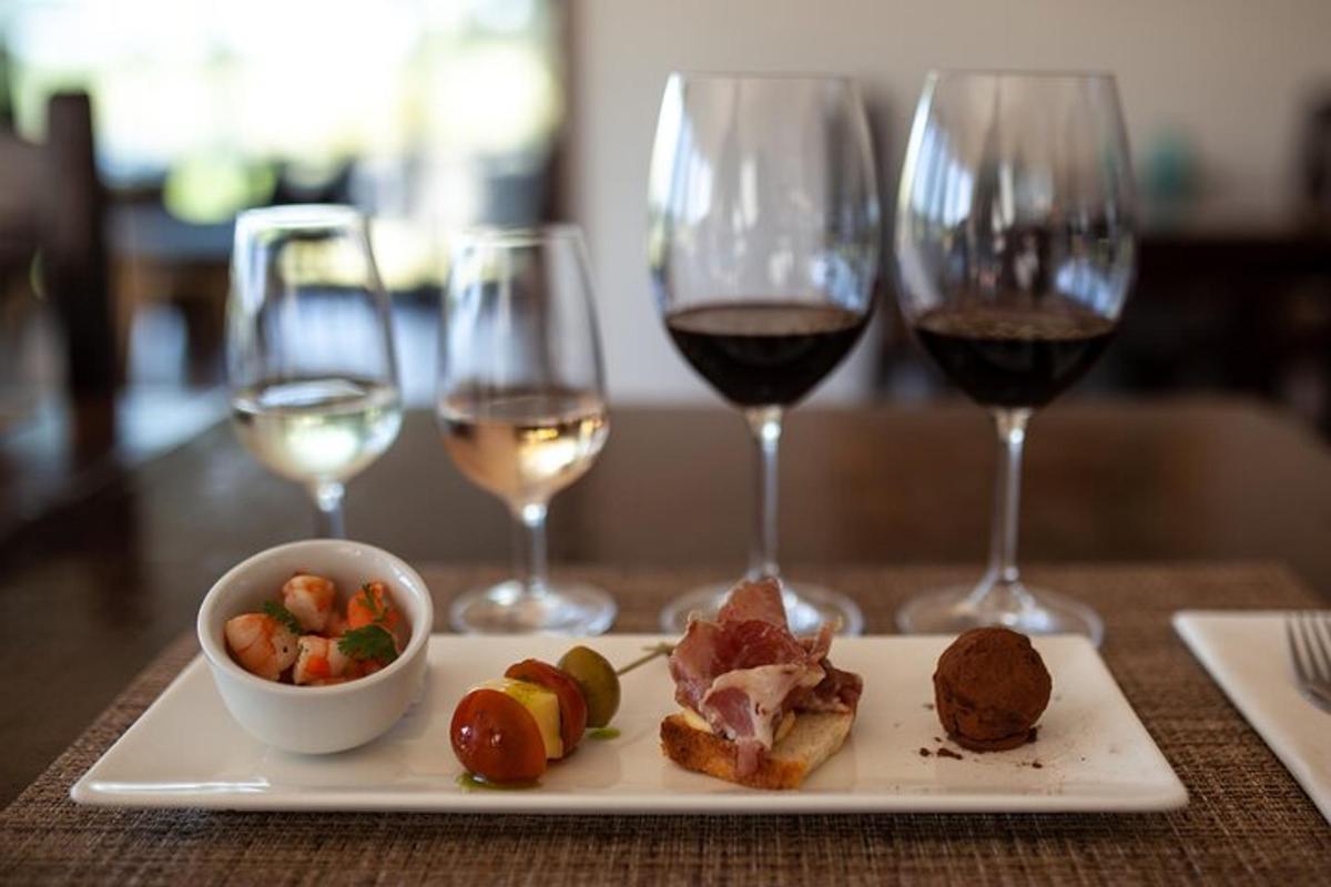 un piatto di cibo e due bicchieri di vino