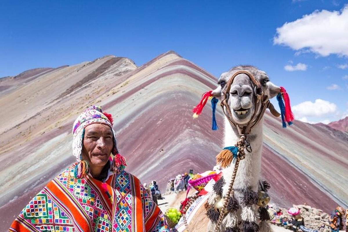 una mujer con un camello frente a una montaña