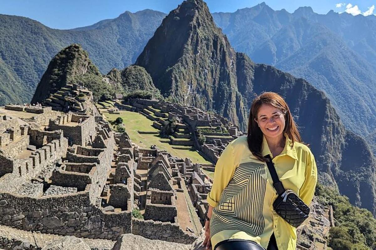 una mujer parada en el borde de una montaña