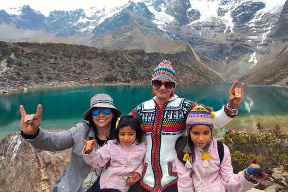 sekumpulan orang bergambar di hadapan gunung