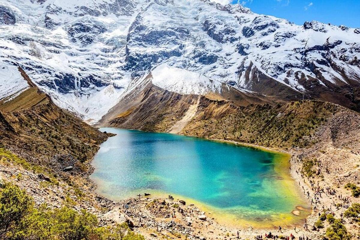 sebuah tasik di tengah-tengah gunung