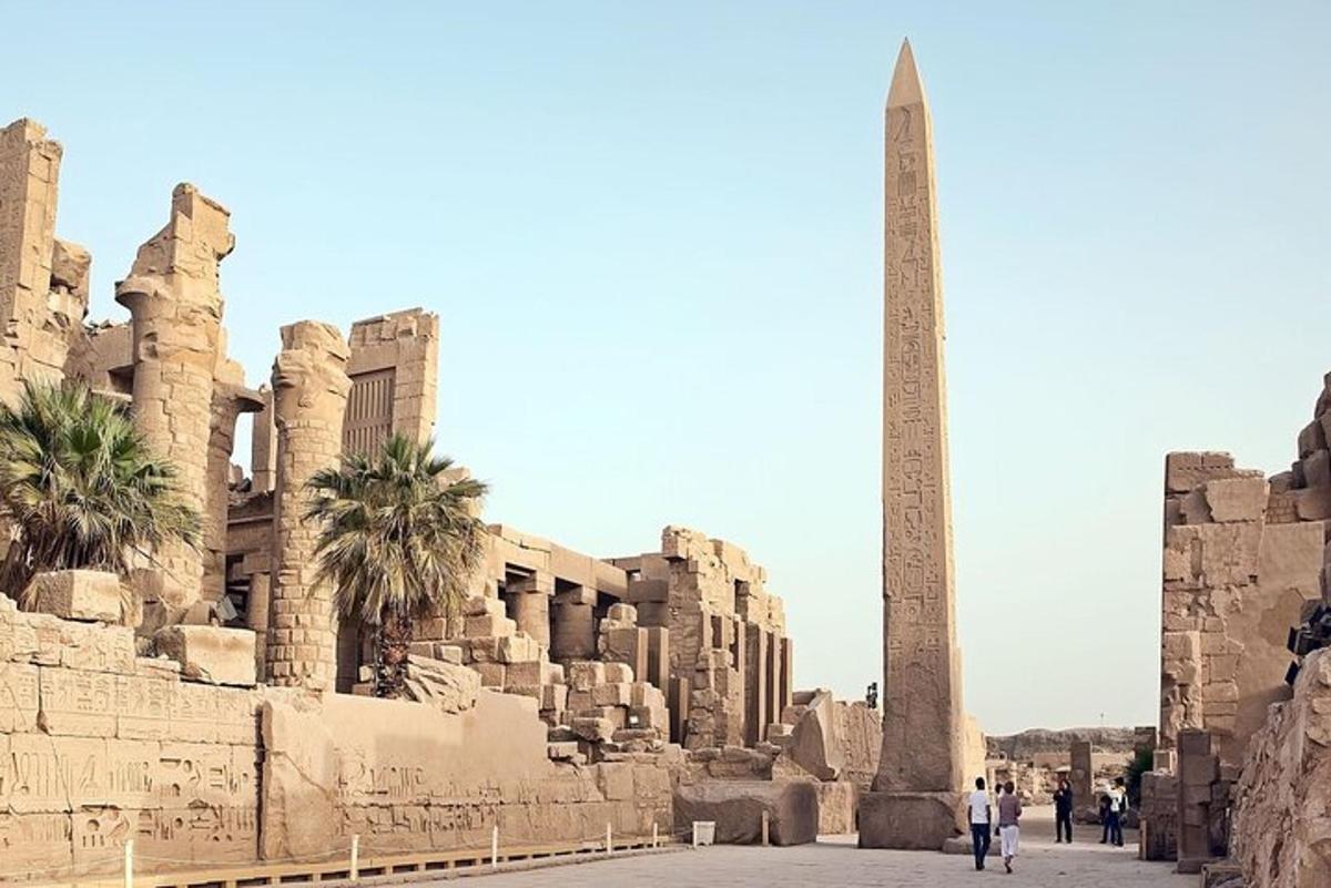 obelisk v troskách akropole