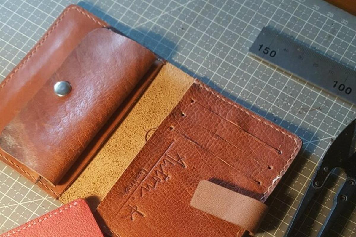 un portafoglio marrone appoggiato su un tavolo