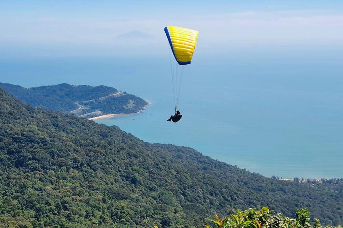 Una persona está volando una cometa en el cielo.