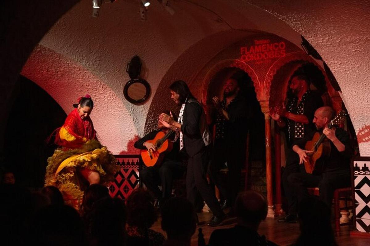 un gruppo di persone su un palco che suonano musica