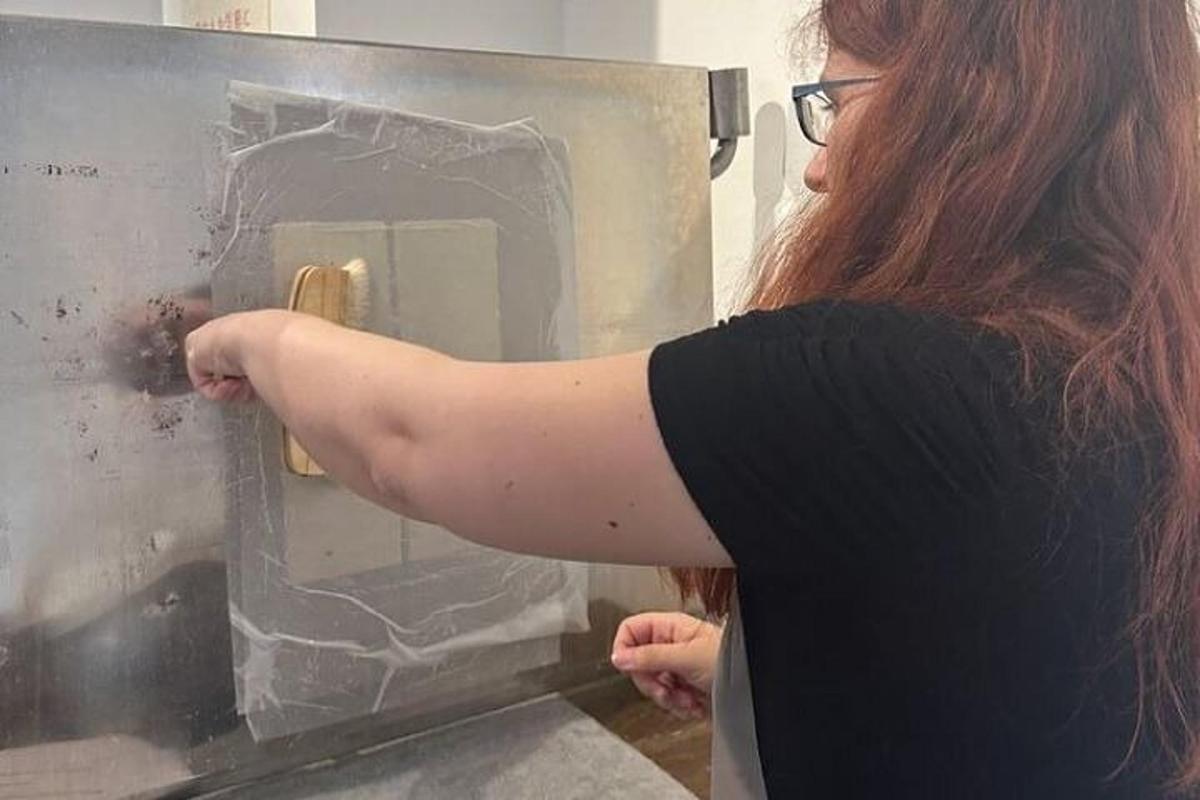 kona með handlegginn í opnum ísskáp