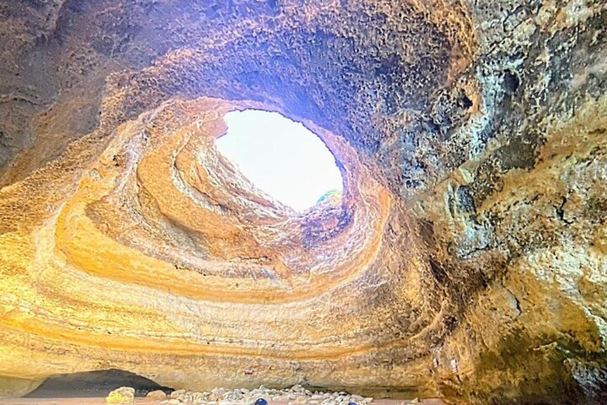 Una vista de una cueva de roca con un agujero en ella.