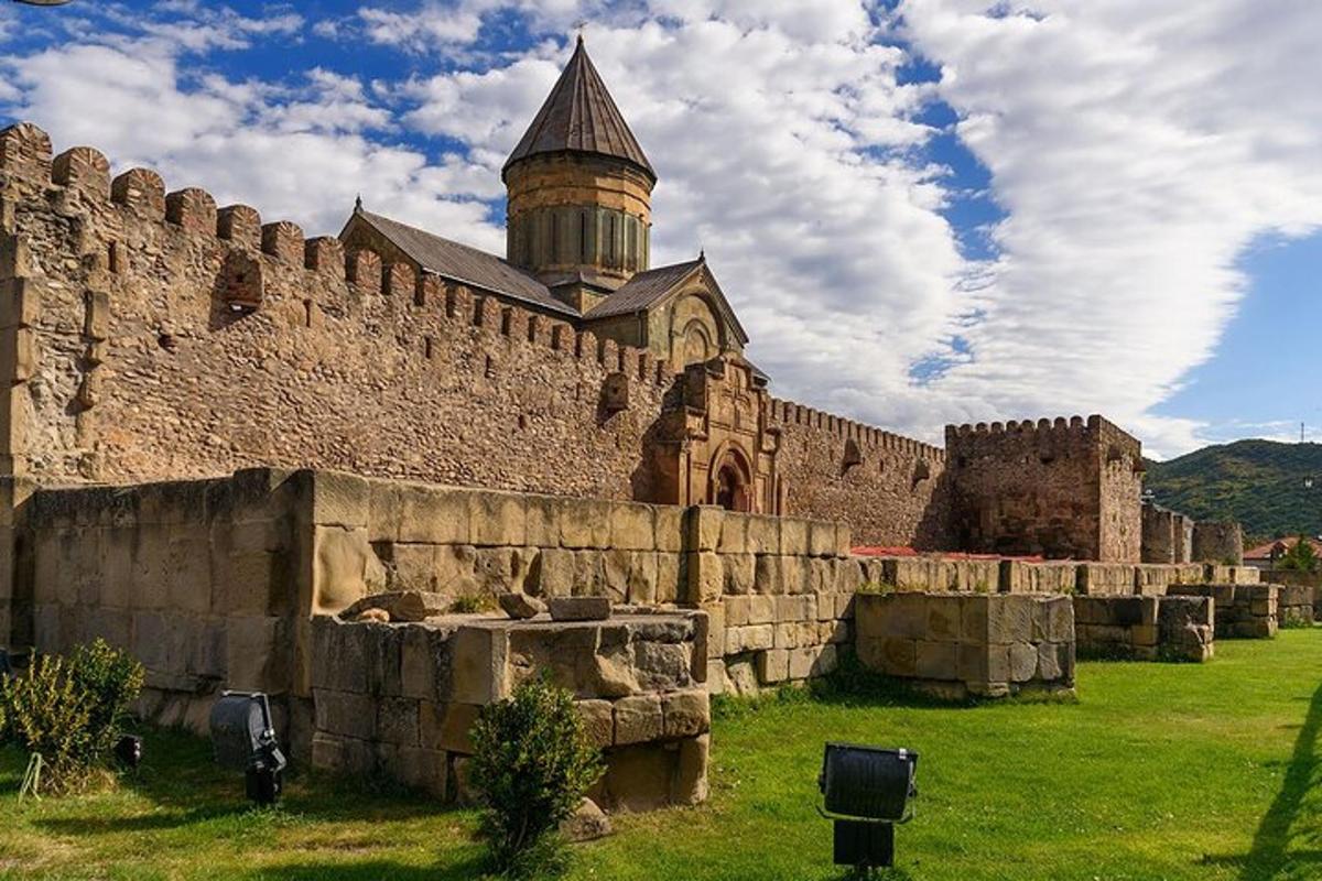 стара тухлена стена с кула на върха ѝ