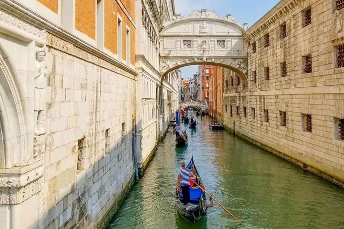 một nhóm thuyền gondola trong một kênh đào giữa hai tòa nhà