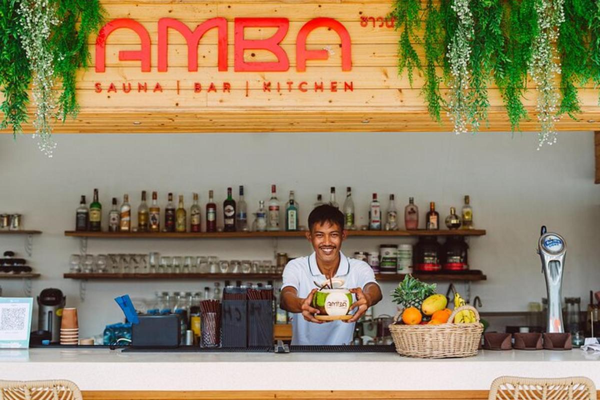 un uomo in piedi dietro il bancone di un bar