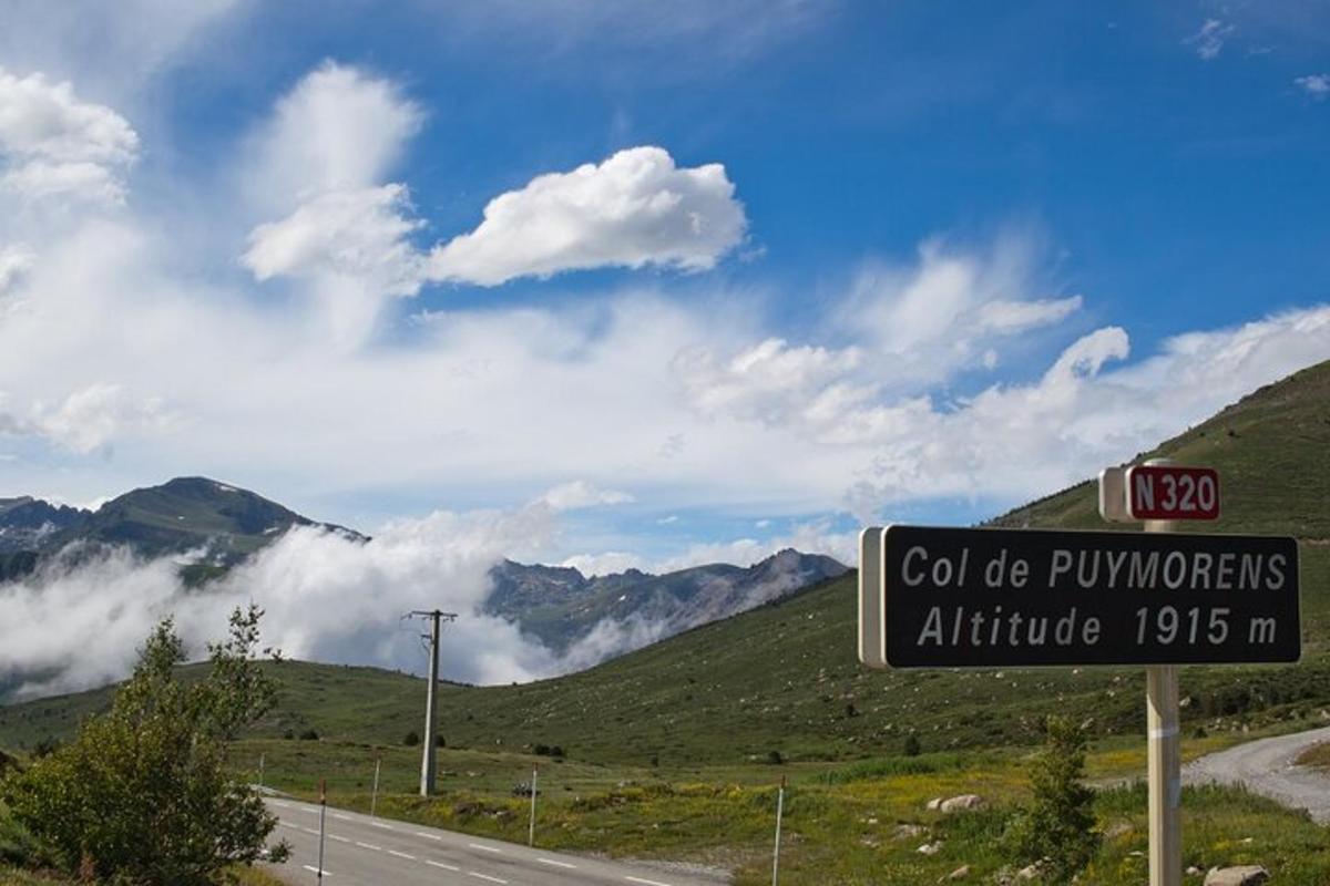 un rètol de carrer al costat d'una carretera