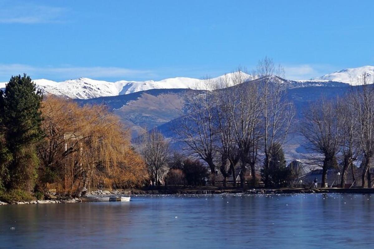 un llac amb muntanyes nevades al fons