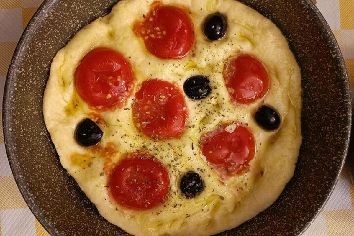 pannil pitsa pepperoni ja oliividega