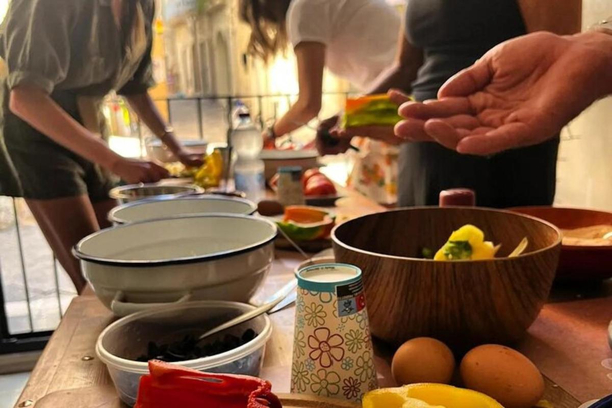 un grup de oameni care stăteau într-o bucătărie pregătind mâncare