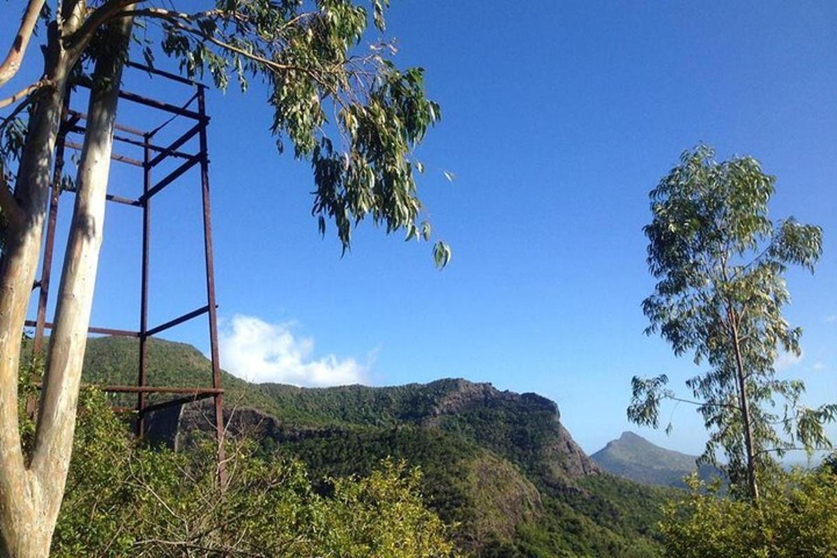 pemandangan gunung dengan menara di atas bukit
