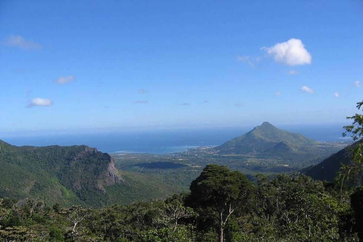 pemandangan laut dari gunung