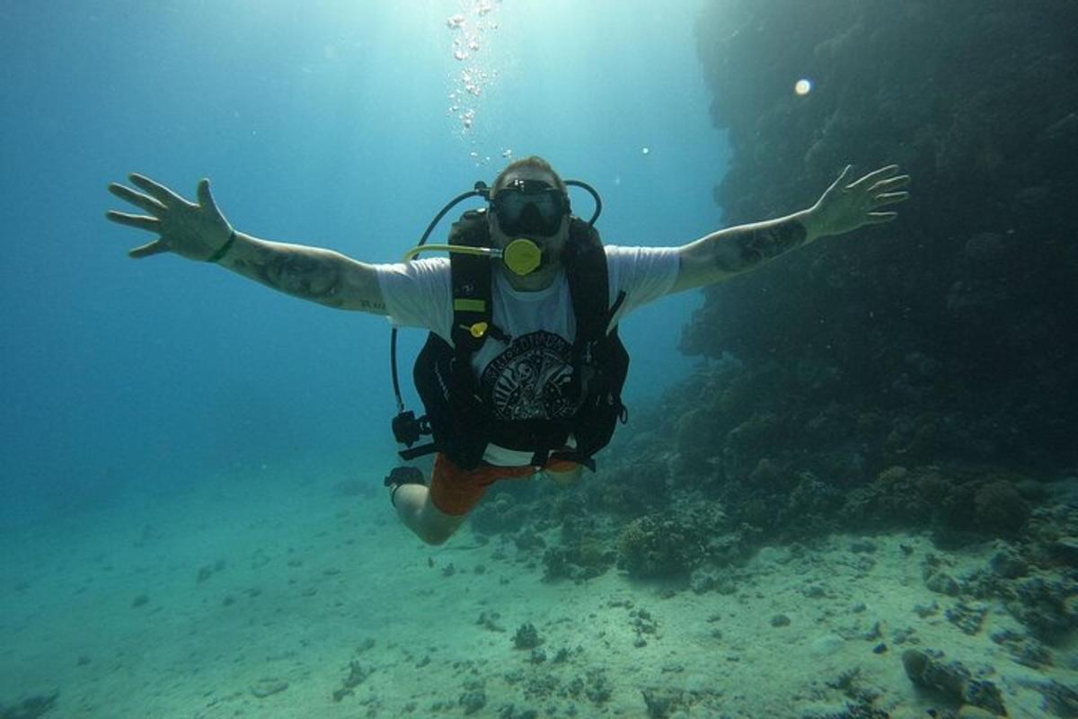 moški plava v vodi v oceanu