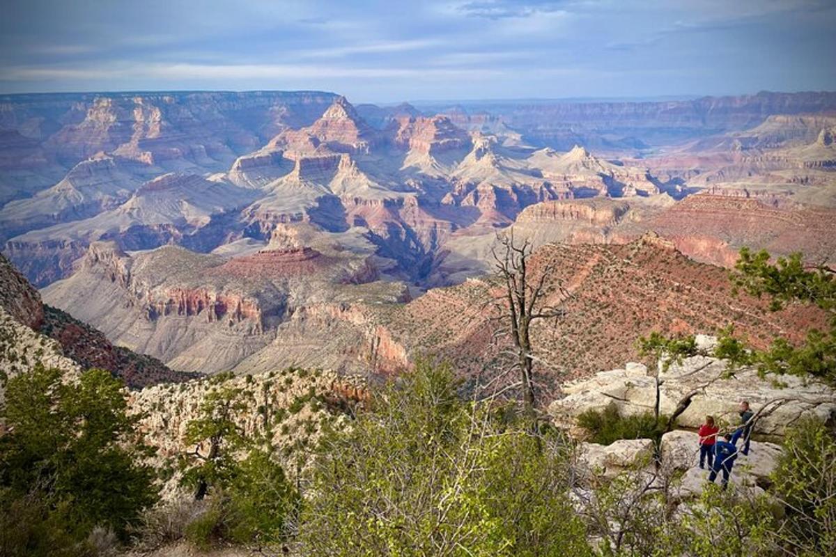 két ember áll a Grand Canyon szélén