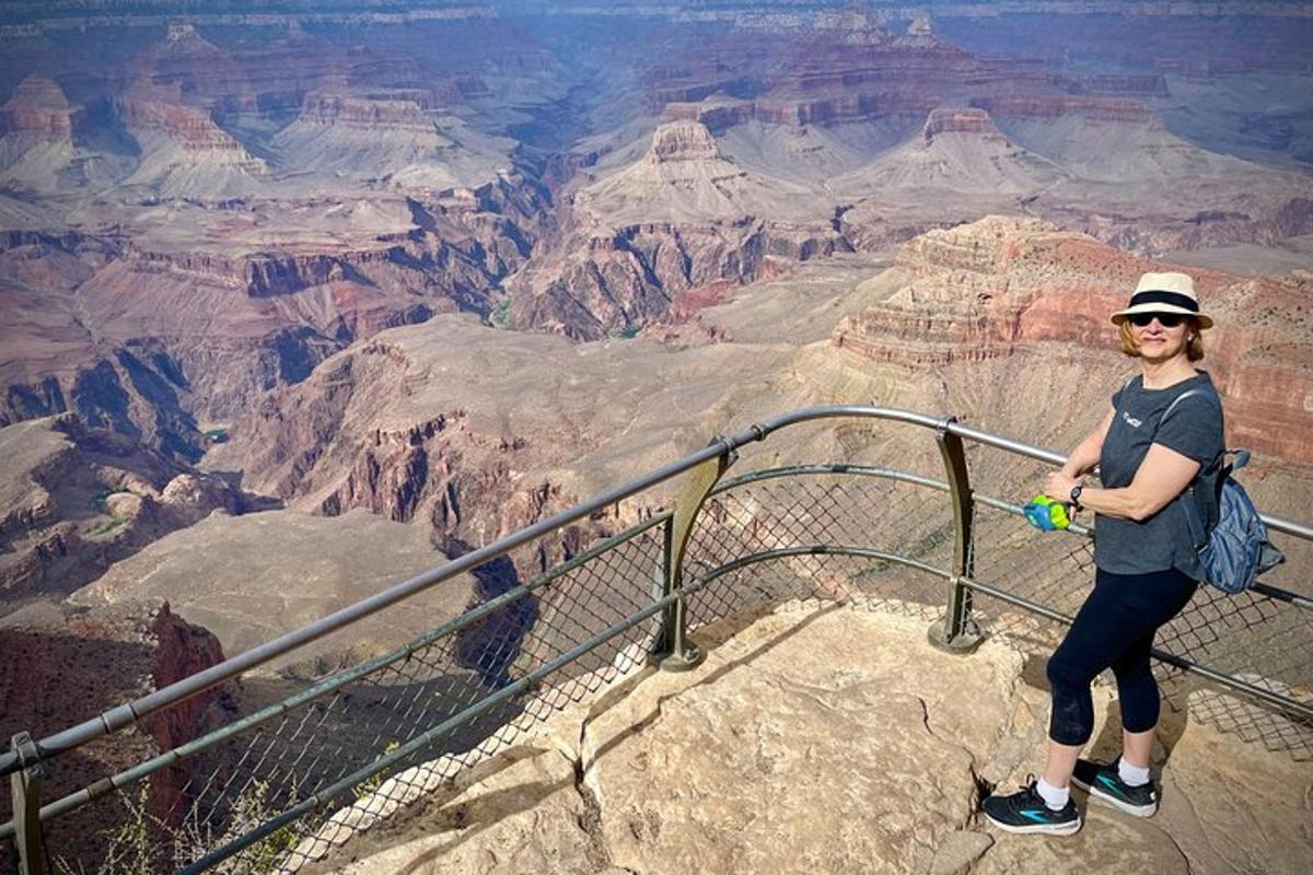 egy nő áll a Grand Canyon szélén