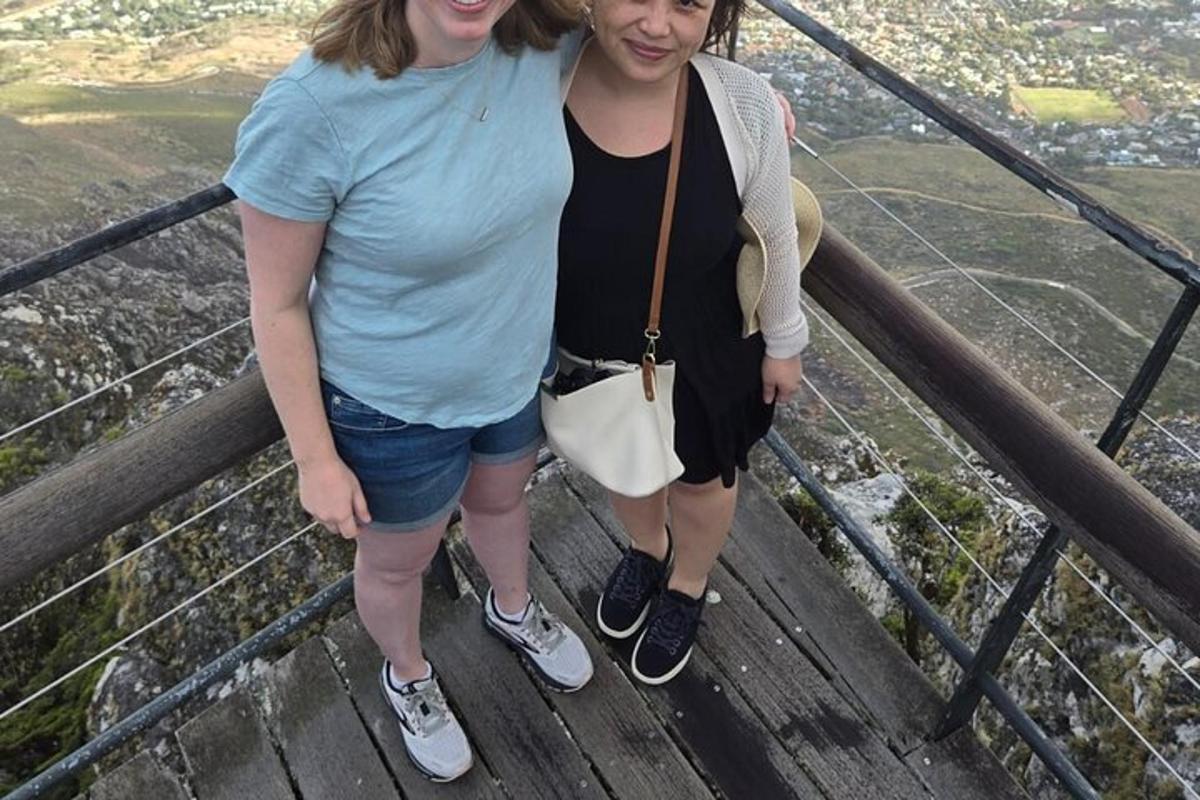 duas mulheres em pé no topo de uma ponte