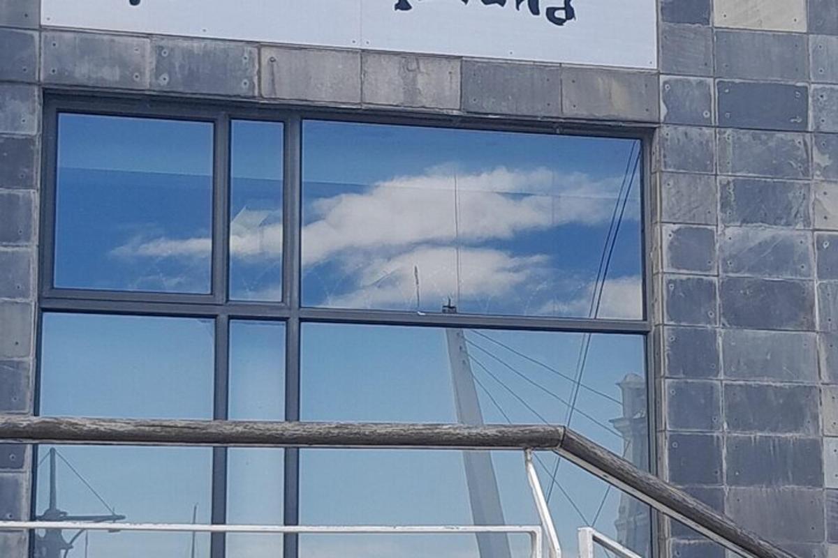 uma janela com o reflexo de uma nuvem