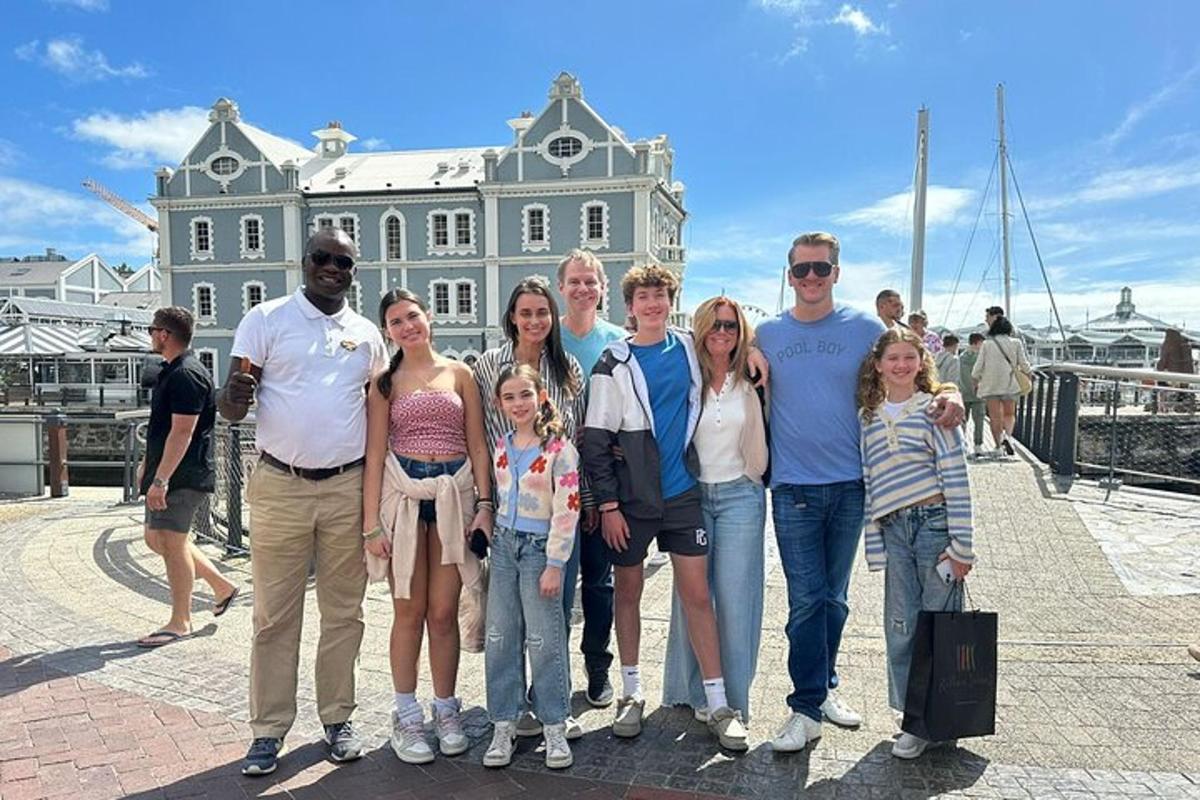 uma família posando para uma foto em frente a um prédio