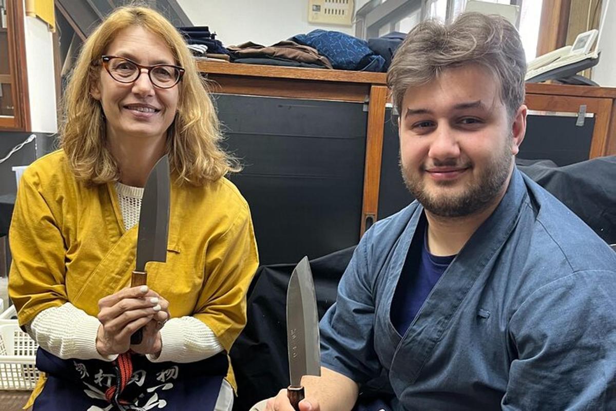 ένας άνδρας και μια γυναίκα κρατούν μεγάλα μαχαίρια