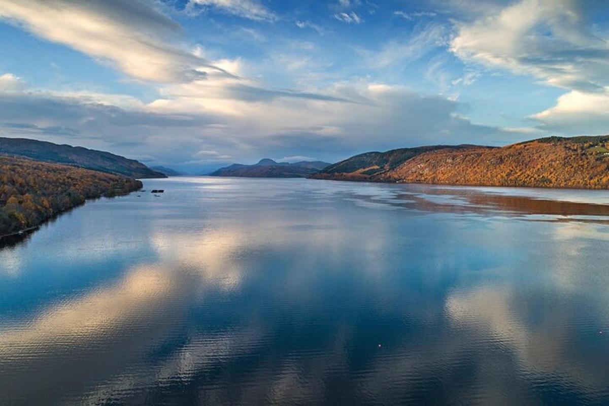 una vista di un fiume con alberi e nuvole