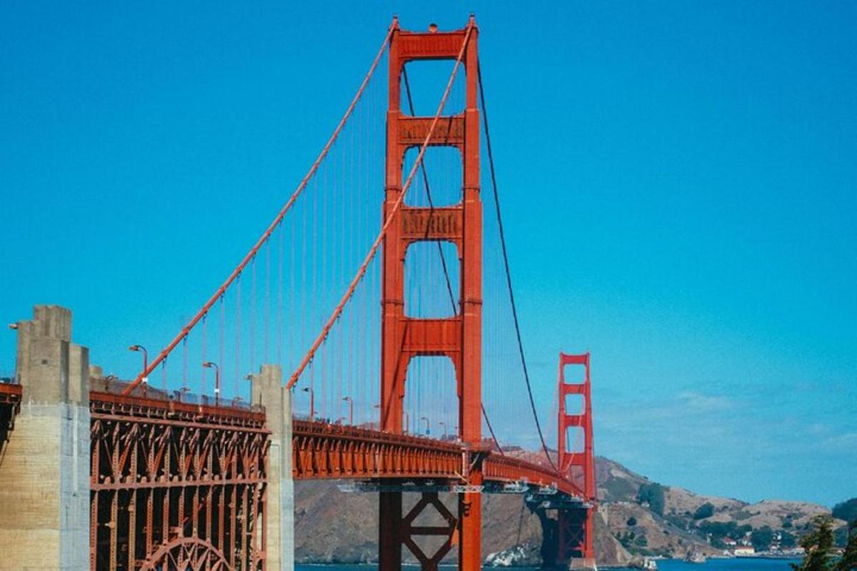 most Golden Gate s modrou oblohou v pozadí