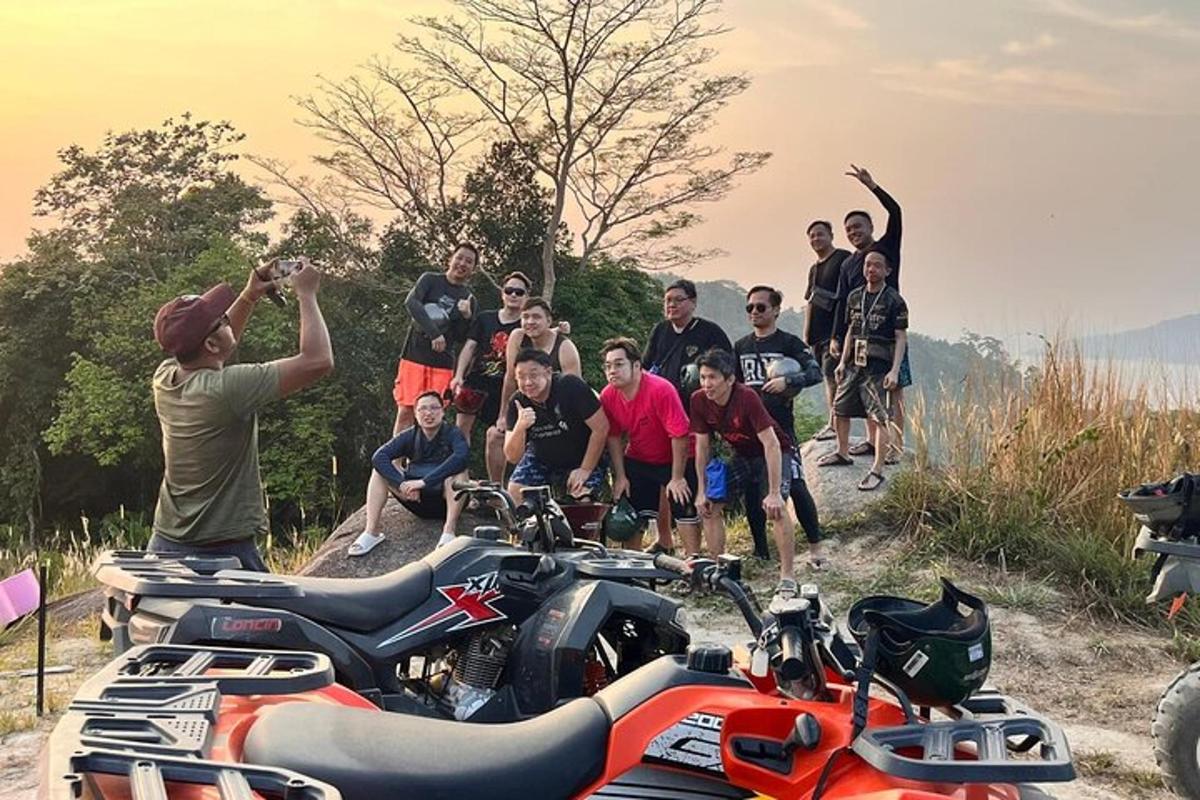 skupina ljudi, ki pozirajo za sliko poleg motorjev