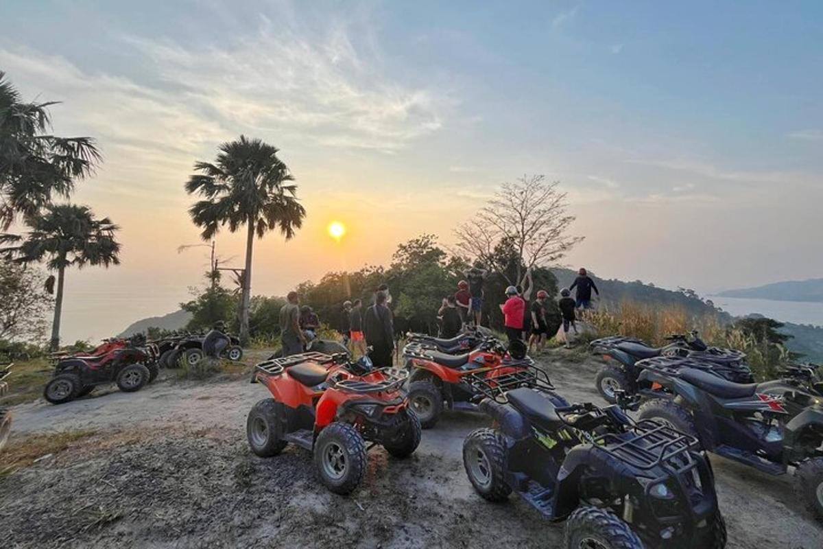 Un grupo de motocicletas y vehículos todo terreno estacionados en una colina