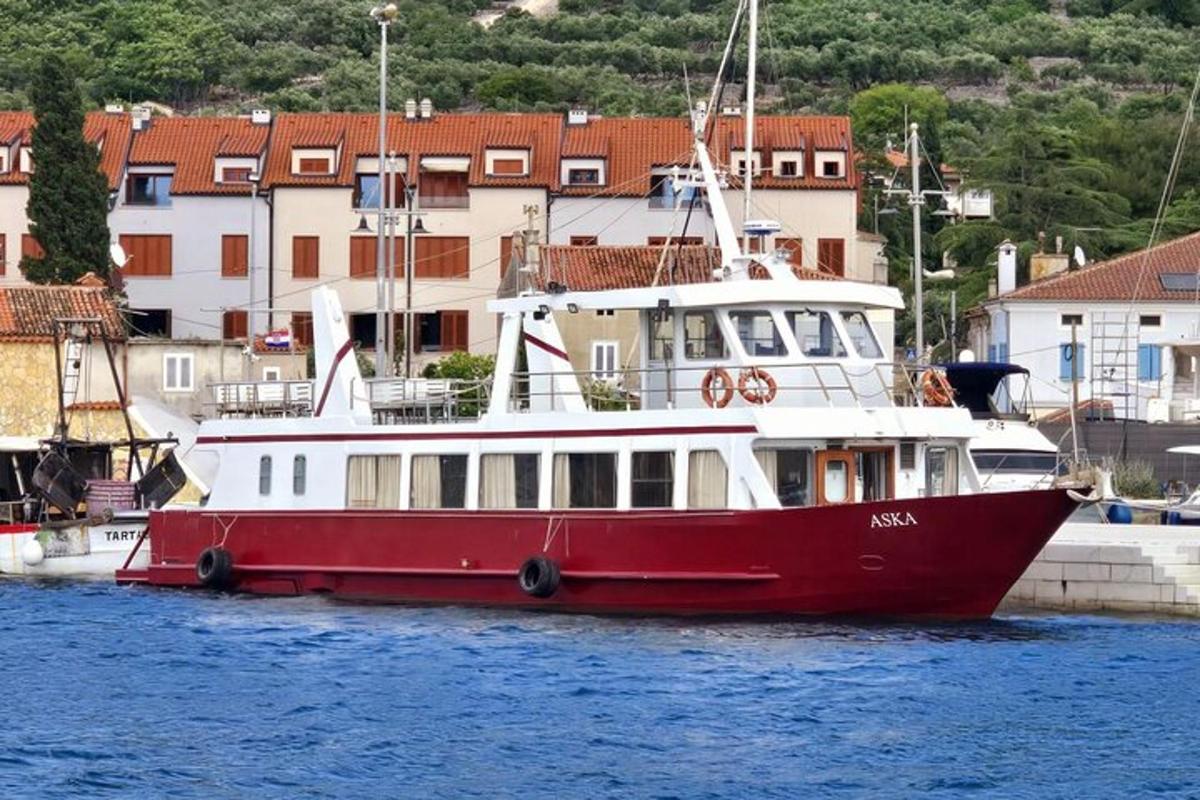 una barca rossa e bianca seduta nell'acqua