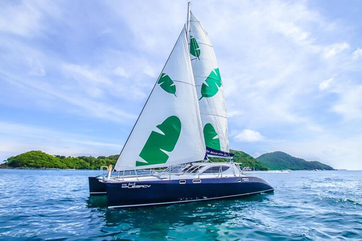 un veler a l'aigua de l'oceà