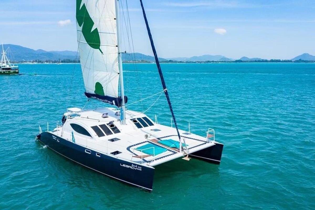 un veler a l'aigua de l'oceà